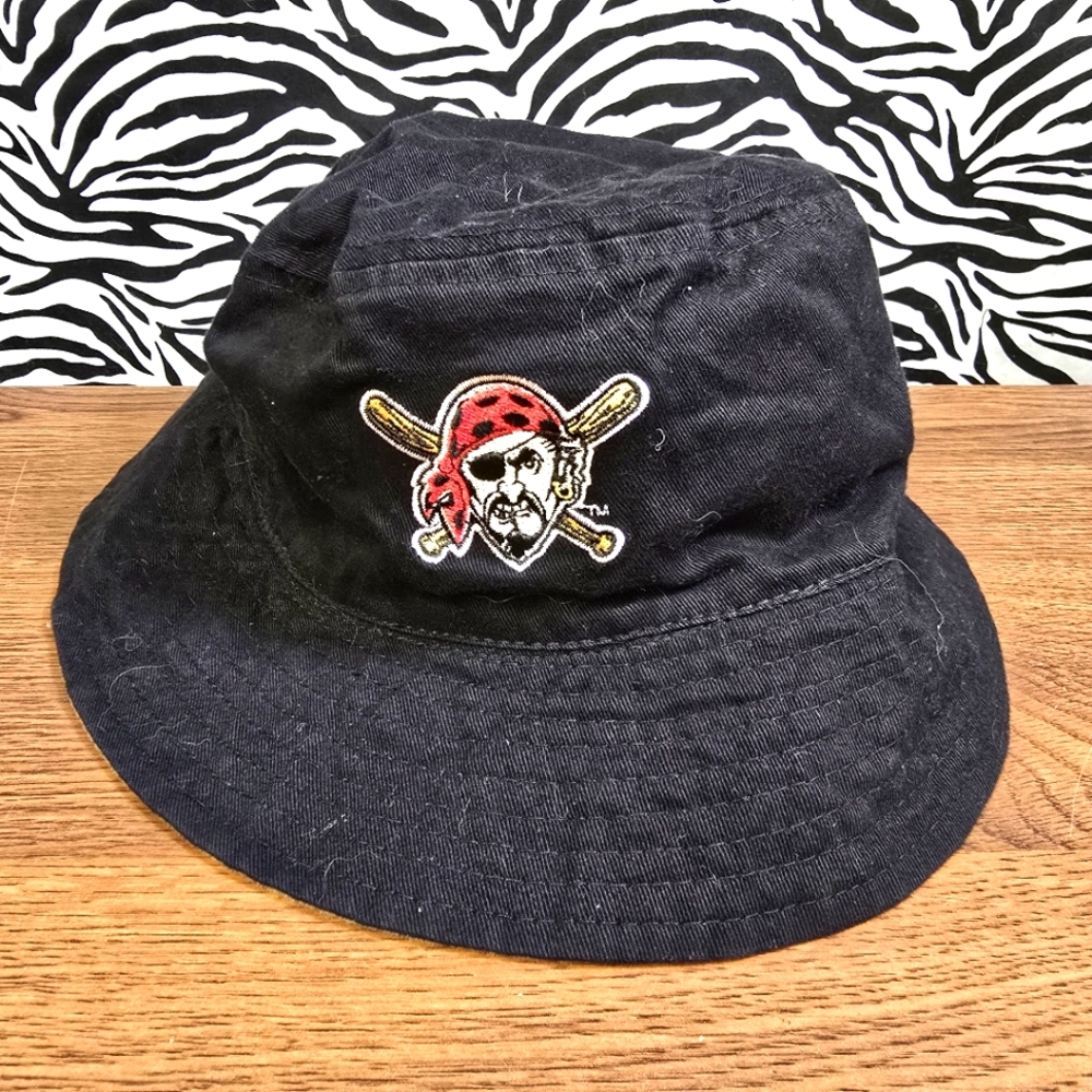 X AUCN 0103 Thrifted OSFA Pittsburgh Pirates Reversible Bucket Hat GWOSLOO.13